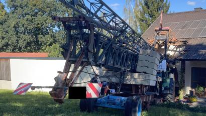 Archivbild: Polizei Neunburg
Mitten durch die Terrasse und das Dach eines Mehrfamilienhauses in Mitterauerbach krachte am vergangenen Freitag ein Gespann aus Fendt und Baukran.