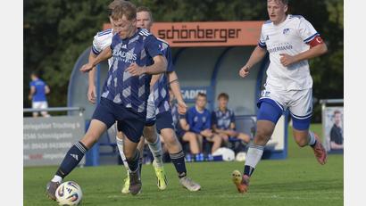 Bild: Hans Mark
Der Schmidgadener Kilian Hölzl (links) wird in dieser Szene vom Diendorfer Kapitän Benedikt Meier verfolgt. Beide Teams trennten sich 2:2.