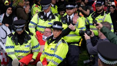 Bild: Peter Byrne/PA Wire/dpa
Die Polizei in Liverpool hat Dutzende Demonstranten festgenommen.