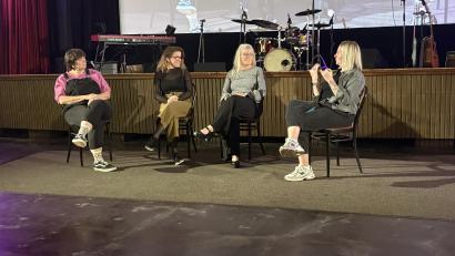 Bild: Lukas Büchold
Die starken gehörlosen Frauen (v.l.r.) Ines Eckerle, Ilknur Warnecke, Alexa Götz und Moderatorin Sarah Maugeri im Ringtheater.