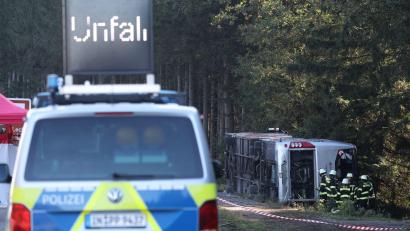 Bild: Karl-Josef Hildenbrand/dpa
Bei dem Busunglück starben zwei Menschen, ein weiterer wurde lebensgefährlich verletzt.