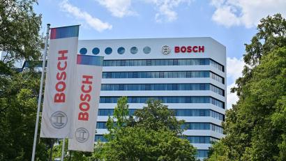 Bild: Jan-Philipp Strobel/dpa
Der weltweit größte Auto-Zulieferer Bosch will die Belegschaft in seinem Nürnberger Werk halbieren und bis 2029 die Personalstärke um 900 Stellen reduzieren (Archivbild).