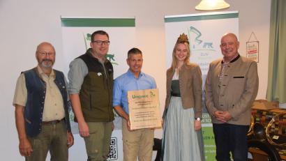 Bild: Paul Böhm
Der "Wald-vor-Wild-Preises" des ökologischen Jagdvereins Bayern e.V. wurde an das Gut Ebermannsdorf mit Hubertus Freiherr von Eyb (Mitte mit Urkunde) verliehen. Dazu gratulierten die stellv. Vorsitzenden Ulrich Haizinger und Stefan Strasser, die Waldkönigin des Bayerischen Waldbesitzerverbandes Patricia Vogl und Vorsitzender Uwe Köberlein (von links).