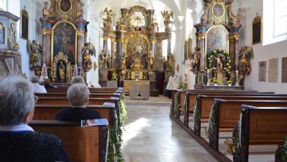 Bild: Wolfgang Houschka
Geschafft, nach 13 langen Jahren: Die Sanierung der 1507 erbauten Kirche in Wolfring ist abgeschlossen. Was über Dekaden hinweg ein eher herabgekommenes Dasein fristete, formte sich zu einem Juwel. Mehr als eine Million Euro wurden in die Renovierungsmaßnahmen investiert.