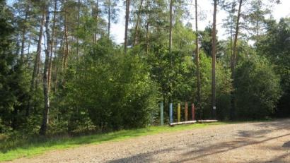 Bild: Kriminalpolizeiinspektion Amberg
Dieses Bild zeigt den Sportplatz in Edelsfeld, auf dem die Schüsse gefallen sein sollen. Ein 21-Jähriger wurde schwer an den Augen verletzt. Die Kriminalpolizei Amberg sucht nach Zeugen.