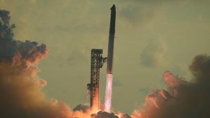 Bild: Eric Gay/AP/dpa
Das Raketensystem „Starship“ von SpaceX startet von Starbase in Texas zu einem Testflug