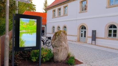 Bild: Bernhard Schultes
Der Friedenfelser Gemeinderat setzt weiter auf Digitalisierung. Nach Einführung in der Verwaltung sowie ein für Bürger und Feriengäste errichtetes elektronisches Informationssystem vor dem Rathaus (links im Bild), einigte man sich für die Anschaffung der App „Heimat-Info“.