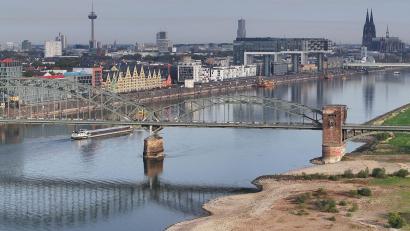 Bild: Sascha Thelen/dpa
Das Niedrigwasser des Rheins hat in Köln einen neuen historischen Tiefststand erreicht.