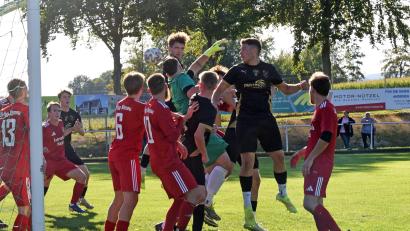 Bild: Rudi Gebert
Nach Eckbällen ging es vor dem Wiesauer Kasten immer turbulent zu. Aus: SpVgg Wiesau - FC Tirschenreuth 1:1.