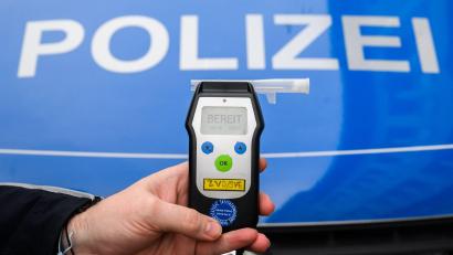 Symbolbild: Julian Stratenschulte/dpa
Ein 63-Jähriger erscheint betrunken bei der Polizeiinspektion Amberg und gerät selbst ins Visier der Ermittler.