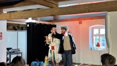 Bild: Marie Panzer
Das Theaterstück "Käpten Knitterbart und seine Piratenbande" im Bürgerhaus in Kemnath mit Max Hegner (links) sowie Daniel Adler (rechts) vom Ovigo-Theater als Darsteller.