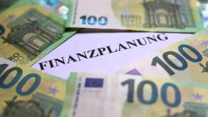 Symbolbild: Karl-Josef Hildenbrand/dpa
Tirschenreuth freut sich über Gewerbesteuereinnahmen in Höhe von fast 19 Millionen Euro. Das sind rund 5 Millionen Euro mehr als geplant. Im Haushalt 2025 waren 14 Millionen Euro angesetzt. Die Einnahmensituation lasse "etwas zuversichtlicher auf die großen Investitionen blicken, die der Stadt bevorstehen", erklärte Kämmerer Harald Eckstein auf Anfrage von Oberpfalz-Medien.