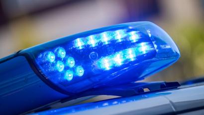 Symbolbild: Lino Mirgeler/dpa
Der mutmaßliche Täter ließ sich nach Eintreffen der Polizei widerstandslos festnehmen.