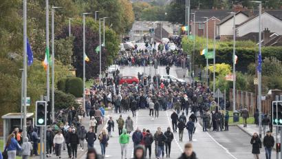 Bild: Peter Morrison/PA Wire/dpa
Keine Bewegung: Die umstrittene Parade bleibt seit den Morgenstunden blockiert.