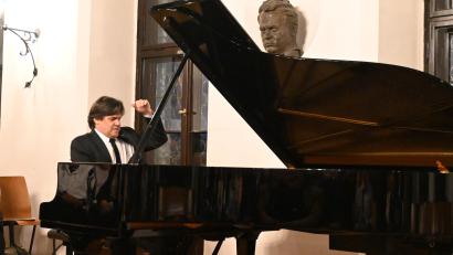Bild: Kerstin Kiener
Kräftig im Anschlag, feinfühlig in der Interpretation, so präsentierte Pianist Tito García González Werke von Reger, Albéniz und seine eigenen Kompositionen.