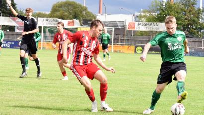 Archivbild: Rudi Gebert
Der SV Mitterteich gewann am Sonntag bei der SpVgg Saalestadt mit 3:1. Johannes Zintl (grünes Trikot) sorgte in der 84. Minute für die Entscheidung.