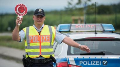 Symbolbild: Bundespolizei
Die Bundespolizei verweigert einem Mann die Einreise und stellt bei einem weiteren Mann Potenzmittel sicher. Beide Vorfälle ereignen sich am Wochenende in Furth im Wald.
