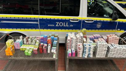 Bild: Hauptzollamt Regensburg
Bei einer Kontrolle auf der A3 bei Eilsbrunn (Landkreis Regensburg) entdeckt der Zoll 439 unversteuerte E-Zigaretten in einem Auto.