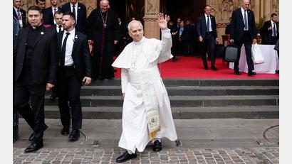 Bild: Benoit Tessier/Pool Reuters/AP/dpa
Papst Leo XIV. ist nach vier Tagen in Frankreich zurück in Rom.