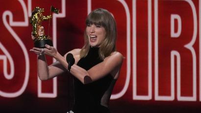 Bild: Chris Pizzello/Invision/AP/dpa
Taylor Swift freut sich über drei VMA-Preise.