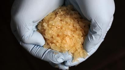 Symbolbild: Fredrik von Erichsen /dpa
Ein 29-Jähriger steht derzeit vor dem Landgericht Amberg, weil er mit Crystal Meth im Kilobereich gedealt haben soll.