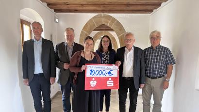 Bild: Christine Hollederer
Bei der Spendenübergabe von links: Alexander Böck (Kämmerer Landkreis Amberg-Sulzbach), Landrat Richard Reisinger, Wiebke Behrbohm (Leiterin vhs Amberg-Sulzbach), Sonja Kalb Vorstandsmitglied Sparkasse Amberg-Sulzbach), Helmut Fischer, Dr. Walter Heinl (vhs-Kammermusikreihe).
