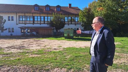 Bild: Rudolf Hirsch
Schulleiter Michael Zirngibl zeigt auf die angrenzende Fläche hin zum Bestandsgebäude, auf der die neue Sporthalle und der Anbau für das "Sonderpädagogische Förderzentrum" Schwandorf-Ettmannsdorf entstehen sollen.
