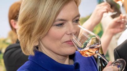 Bild: Daniel Karmann/dpa
Julia Klöckner wuchs auf dem Weingut ihrer Familie in der Nähe von Bad Kreuznach auf. (Archivbild)