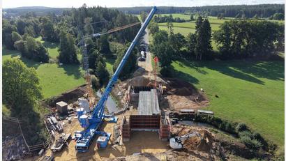 Bild: Christoph Weh/Staatliches Bauamt Amberg-Sulzbach
Da war Halbzeit auf der Baustelle: Anfang September wurden die Fertigbetonteile der Brücke eingehoben. Ende September ist die Bundesstraße 85 wieder frei befahrbar.