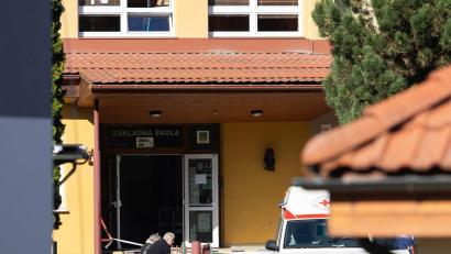 Bild: Daniel Stehlík/TASR/dpa
Blick auf den Eingang der Schule in der slowakischen Gemeinde Staskov, wo es zu einer Gewalttat gekommen ist.