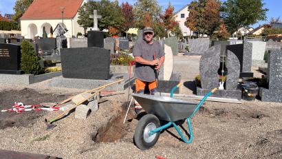 Bild: Marianne Moosburger
Schon ist der Bauhofgärtner Robert Herrmann dabei, die Urneninseln im Friedhof anzulegen.