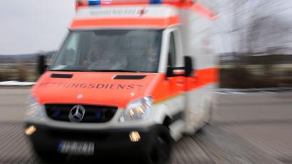 Bild: Stephan Jansen/dpa
Die Autofahrerin wurde ins Krankenhaus gebracht - dort starb sie. (Symbolbild)