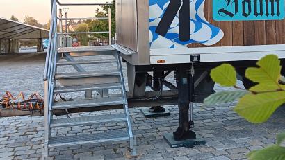 Bild: as
Wer muss, der muss – auch bei Festen. Ein normaler mobiler Toilettenwagen, hier ein Beispiel von der Eröffnung der Fischwochen in Tirschenreuth, ist für Menschen im Rollstuhl jedoch nicht nutzbar.