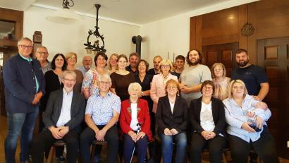 Bild: Peter Garreiss
Agnes Koller (Mitte), eingerahmt von ihren Kindern, konnte ihren 90. Geburtstag im Kreise ihrer Familie, Verwandten, Nachbarn und Freundinnen feiern. Dazu gratulierte auch zweiter Bürgermeister Helmut Meindl (links). Sogar der erst 22 Tage alte Erik war mit Mama und Papa zum Gratulieren dabei.