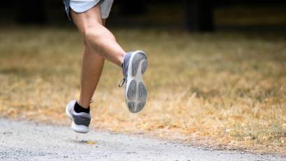 Symbolbild: Julian Stratenschulte/dpa
Am 3. Oktober heißt es in Schwarzenbach bei Pressath: Laufschuhe an! Am Nachmittag findet der Spendenlauf "Laufen für Annika" statt.