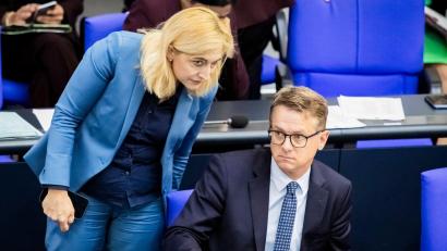 Bild: Christoph Soeder/dpa
Über die Pflege-Sparpläne von Gesundheitsminister Carsten Linnemann, die auf einer Vorlage seiner Vorgängerin Nina Warken (beide CDU) beruhen, ringt derzeit die Koalition. (Archivbild)