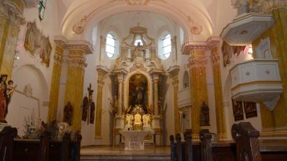 Bild: Elisabeth Dobmayer
Der Hochaltar der Stadtpfarrkirche zeigt drei Festgeheimnisse rund um Maria. Die rußgeschwärzte Apsis gehört der Vergangenheit an.