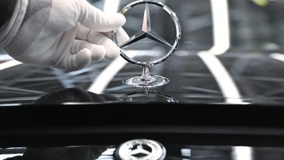 Bild: Bernd Weißbrod/dpa
Bei Mercedes-Benz soll künftig wieder mehr im Büro vor Ort gearbeitet werden. (Archivbild)