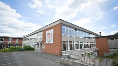 Bild: Florian Miedl
Das Hauptgebäude des Otto-Hahn-Gymnasiums soll generalüberholt werden, vollständig abgebrochen wird allerdings der komplette naturwissenschaftliche Bereich.