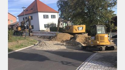 Bild: Werner Robl
Seit Tagen ist die Rathausstraße in Fuchsmühl eine Baustelle. Die Wasserleitung wird erneuert.