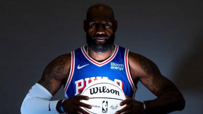 Bild: Chris Szagola/AP/dpa
LeBron James spielt zukünftig im blauen Trikot der 76ers.