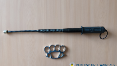 Bild: Bundespolizei
Die Bundespolizei hat eine Stahlrute und einen Schlagring sichergestellt.