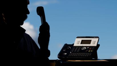 Symbolbild: Julian Stratenschulte/dpa
Die Polizei Hof hat einen Tatverdächtigen zu einer Serie von Drohanrufen an einer Hofer Realschule ermittelt.