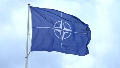 Bild: Elisa Schu/dpa
Flagge vor dem Nato-Hauptquartier
