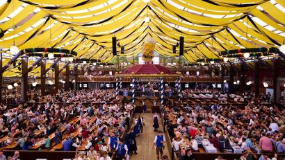 Bild: Sven Hoppe/dpa
Im Paulaner-Zelt kündigten sieben Schankkellner die Arbeit auf. (Archivbild)