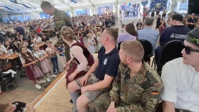 Bild: Gabriela Amann
Bei der Reise nach Jerusalem ist immer ein Platz zu wenig. Hunderte von Zuschauern, die schon am Nachmittag zum Kirwawettkampf ins Bierzelt gekommen sind, verfolgen gespannt, wen es als nächsten trifft.