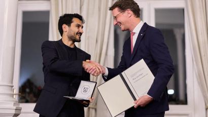 Bild: Rolf Vennenbernd/dpa
Gündogan sollte den Preis eigentlich schon im vergangenen Jahr bekommen. Jetzt wurde das nachgeholt.
