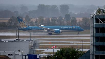 Symbolbild: Karl-Josef Hildenbrand/dpa
Eine Boeing 787-9 wie diese war Mitte August am Münchner Flughafen über die Startbahn hinausgeschossen und konnte gerade noch abheben.