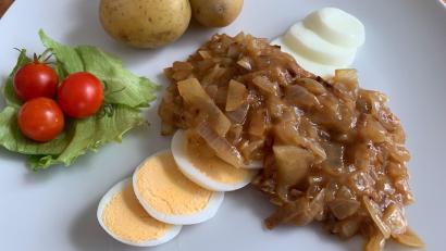 Bild: Michael Schiffer
Das Kachelmues ist eine Spezialität aus dem Elsass. Zu dem Zwiebelgemüse gibt es hartgekochte Eier und Pellkartoffeln.