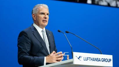 Bild: Florian Wiegand/dpa
Lufthansa-Chef Carsten Spohr rechnet mit noch höheren Lasten durch den Iran-Krieg. (Archivbild)